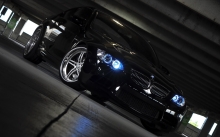 Черный BMW 3 серии, М3, голубые фары, ангельские глазки, парковка